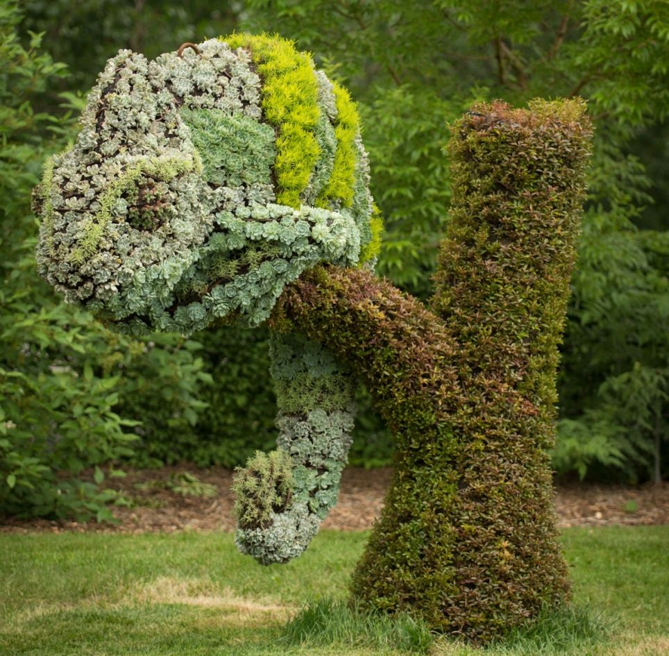 Amazing and Incredible hedge sculptures Art of beautiful women