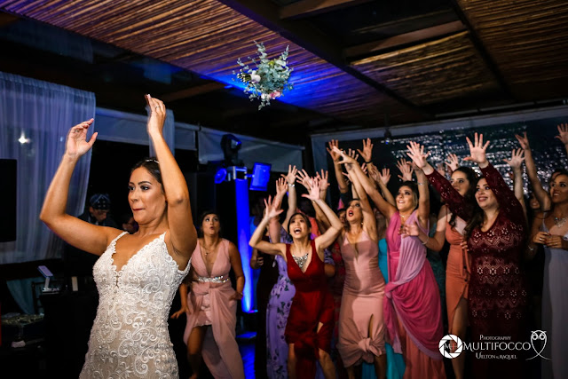 Sítio Geranium, Hyathama Pires, Multifocco, Leilah Cerqueira, casamento a céu aberto, casamento rústico, boho, decoração de casamento, decoração colorida, fotos românticas, foto com madrinhas, madrinhas iguais, Foto com padrinhos, noiva