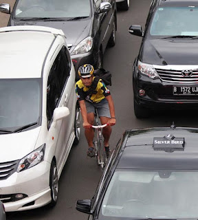 Hujan jalan terus ketika salah satu kurir wanita dari Westbike Messenger Service (WMS) yang masih kuliah di Bina Nusantara, Echa berbicara pada Media Indoensia, 15 Februari 2015, "Setelah selesai mengantar barang pelanggan, kami langsung kumpul di sini sambil menunggu pengiriman selanjutnya," Tidak merasa lelah, Echa menambahkan keterangannya bersama sekelumit tawa yang segar dan sehat, "Kemarin saya baru saja jatuh karena ngelewatin genangan air yang terbanya ada lubang lumayan dalam."