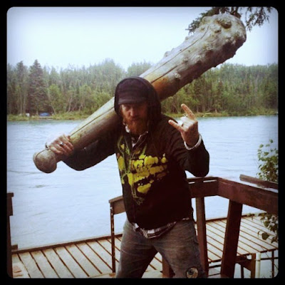 Neandertaler am See - lustiges Männer Foto mit Keule - Metal-Fan mit Bart Neandertaler am See - lustiges Männer Foto mit Keule - Metal-Fan mit Bart