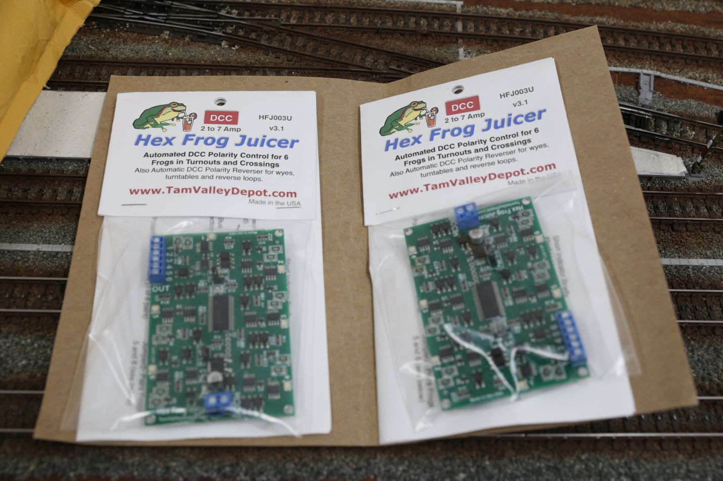 パッケージが変わって店頭でも販売できるように工夫されてるけど、ただの紙。