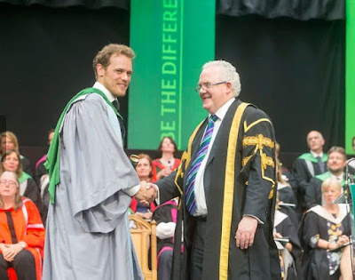 Sam Heughan acepta su doctorado por la Universidad de Sterling