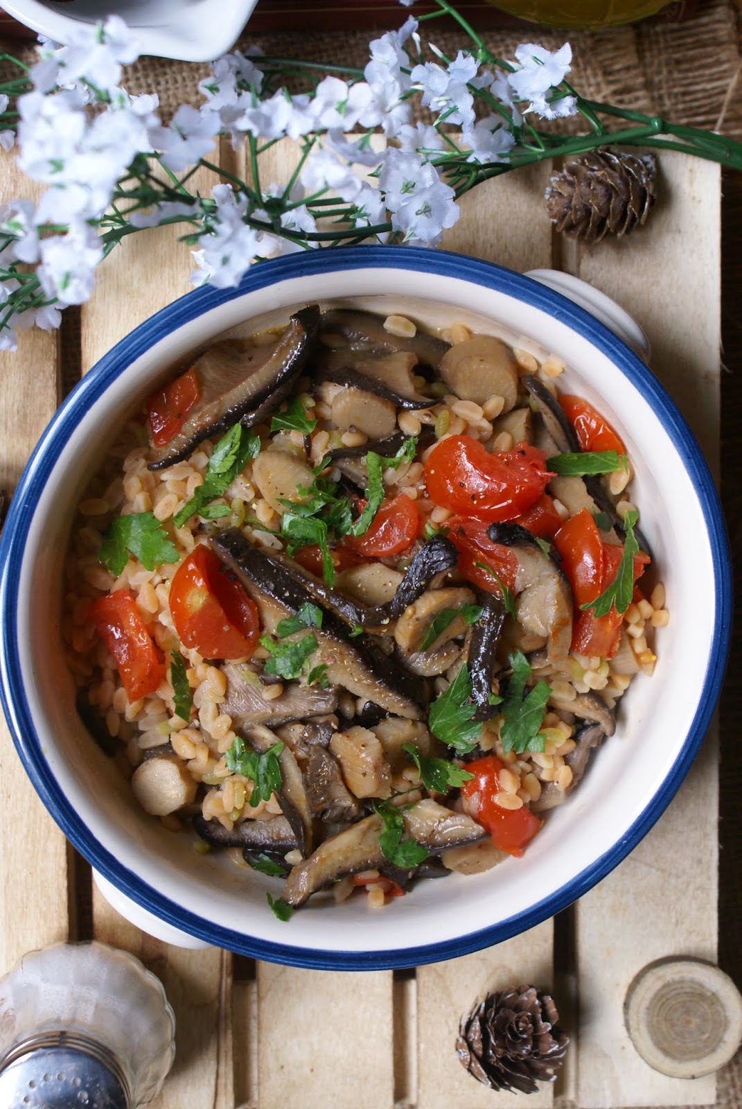 Legumotti con funghi e pomodorini e prezzemolo fresco per decorare