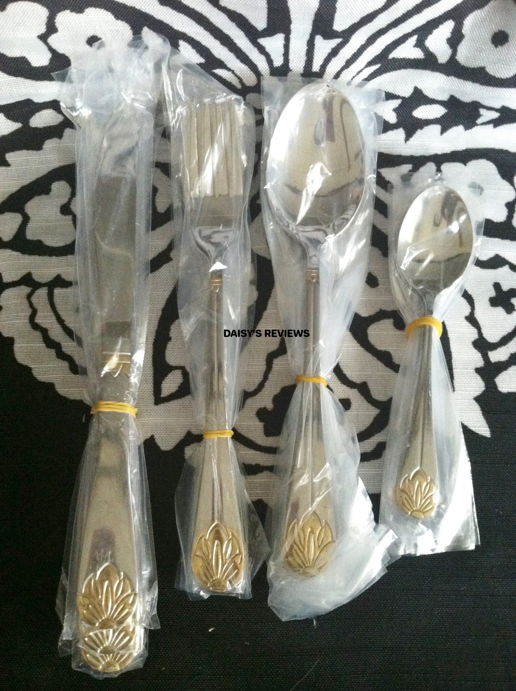 To Daisy's Reviews TrendyWare Limited Edition 24pc Silver w