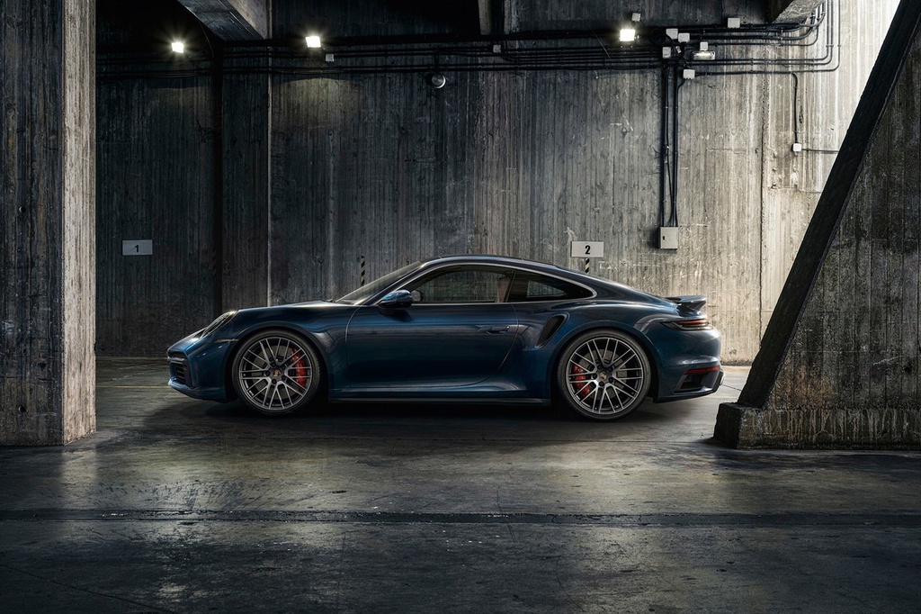 Porsche 911 Turbo 2021 tăng tốc ngang siêu xe, giá từ 170.800 USD