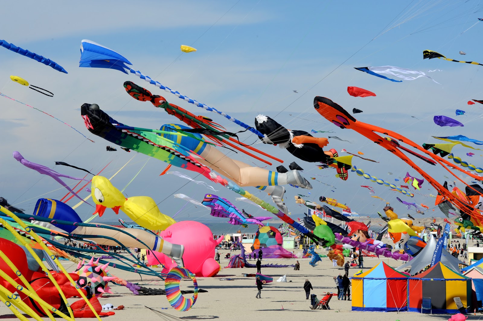 Bulles de Plume Rencontres Internationales De CerfsVolants De Berck