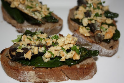  Sardinas con cacahuetes sobre tosta de pimientos de Padrón 