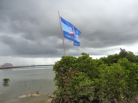 Sambut SBY, Bendera Demokrat Bertebaran di Laut