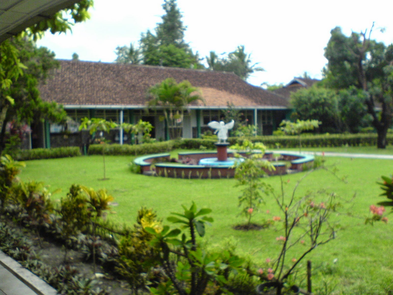  Sekolah  Sebagai Taman  Bermain dan Belajar Asyik Deva 