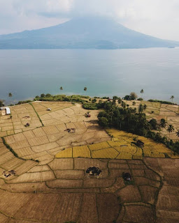 malesmegawe - Danau Ranau adalah danau terbesar kedua di Sumatra setelah Danau Toba. Danau ini terletak di perbatasan Kabupaten Lampung Barat Provinsi Lampung dan Kabupaten Ogan Komering Ulu Selatan Provinsi Sumatra Selatan. Danau ini tercipta dari gempa besar dan letusan vulkanik dari gunung berapi yang membuat cekungan besar.