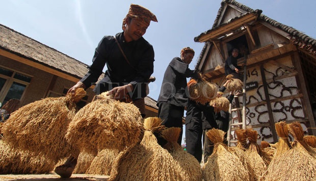 upacara adat seren taun di jawa barat