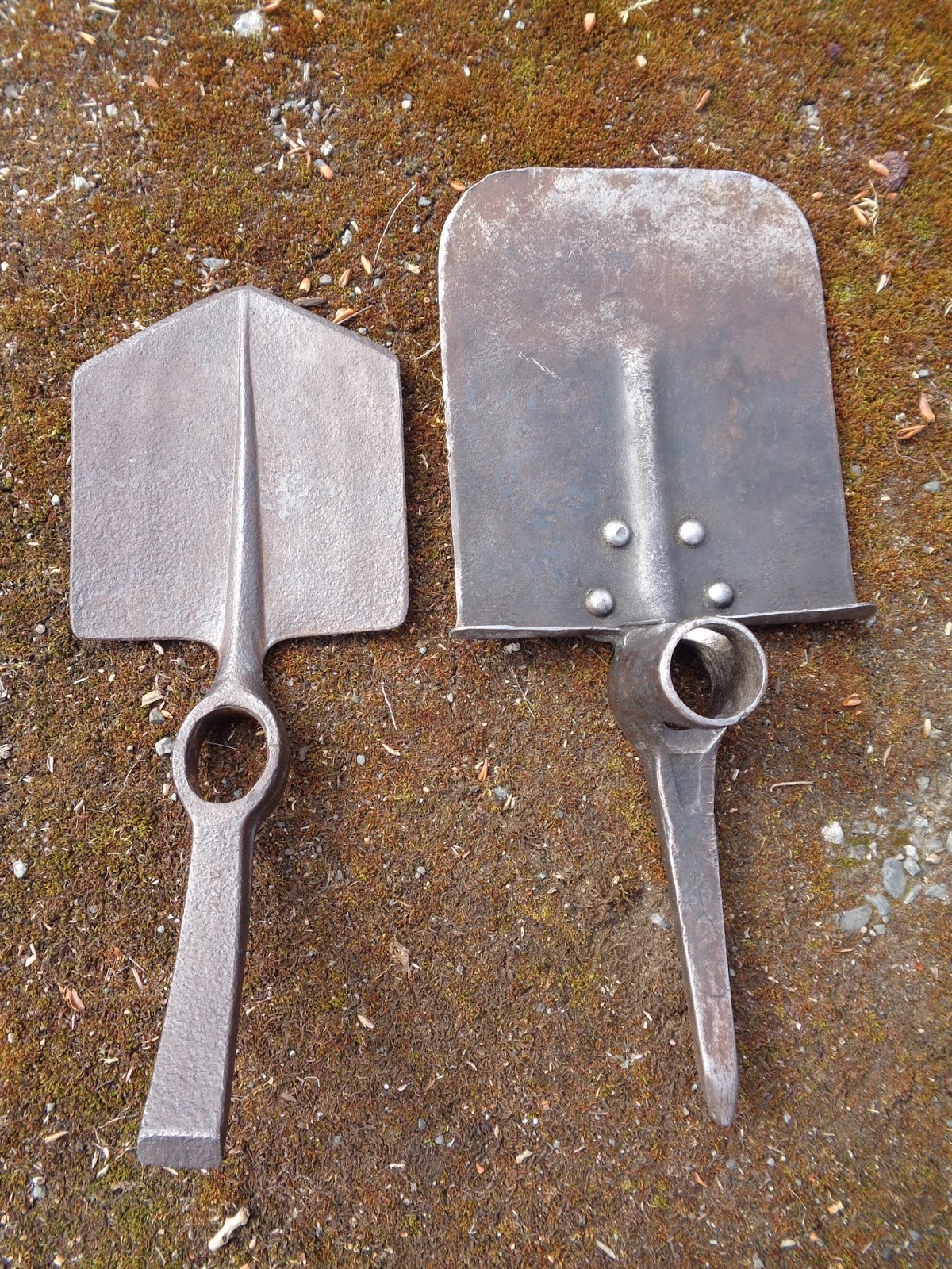 Four Bees Portuguese Entrenching Tool, Model 1909, Model 1911