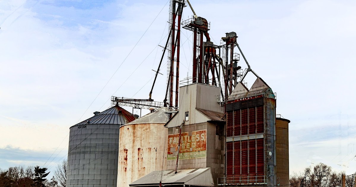 Towns and Nature Lawndale, IL Grain elevator built around the