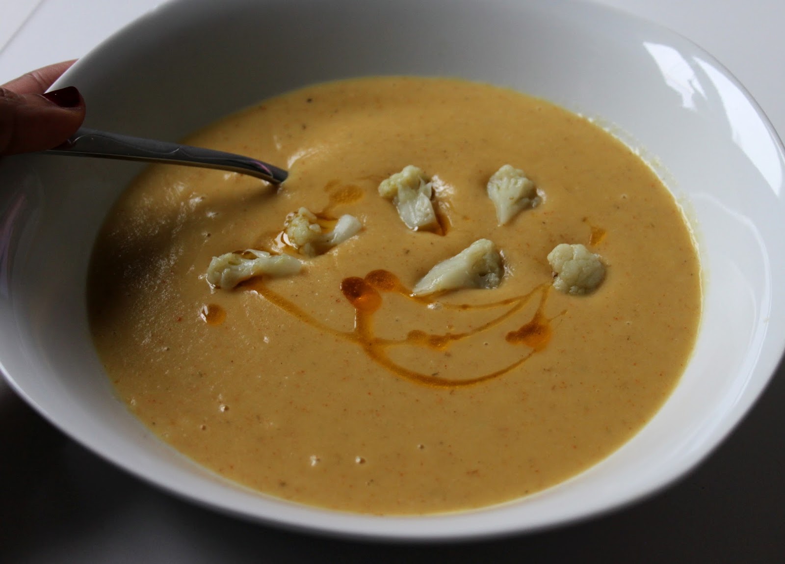 Scharfe Blumenkohl-Kartoffel-Suppe mit rotem Curry und Kokosmilch