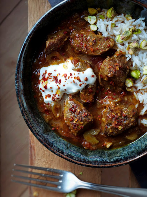 Wie ein Traum aus 1001 Nacht: Indisches Lammcurry mit Gurken-Raita ... Wie ein Traum aus 1001 Nacht: Indisches Lammcurry mit Gurken-Raita ...