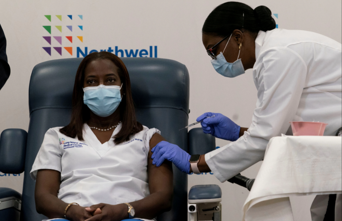 Sandra Lindsay, enfermera del Long Island Jewish Medical Center, es inoculada con la vacuna contra la enfermedad por coronavirus (COVID-19) por la Dra. Michelle Chester de Northwell Health en Long Island Jewish Medical Center en New Hyde Park, Nueva York / VOA