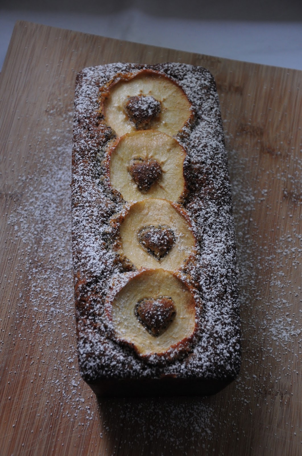miss.sweetkitchen: Ein Mohn-Marzipan Rührkuchen mit Apfelringen