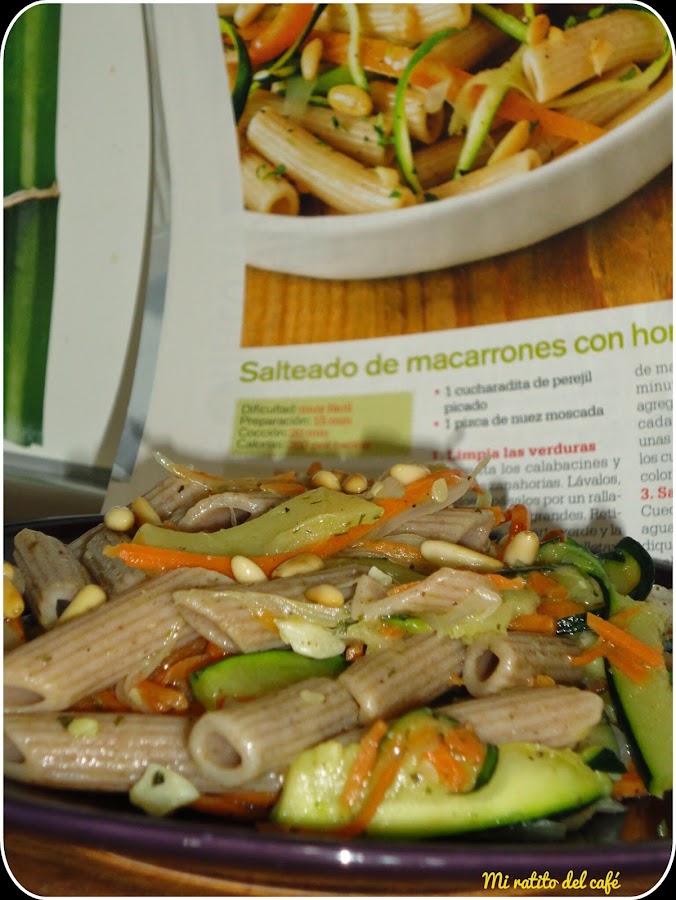 Macarrones con hortalizas y piñones