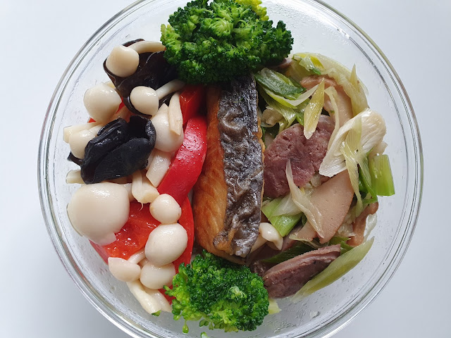 今日午餐：青花菜、黑木耳、水果椒、菇、蒜苗炒香腸、鮑魚、土魠魚，2021.03.24