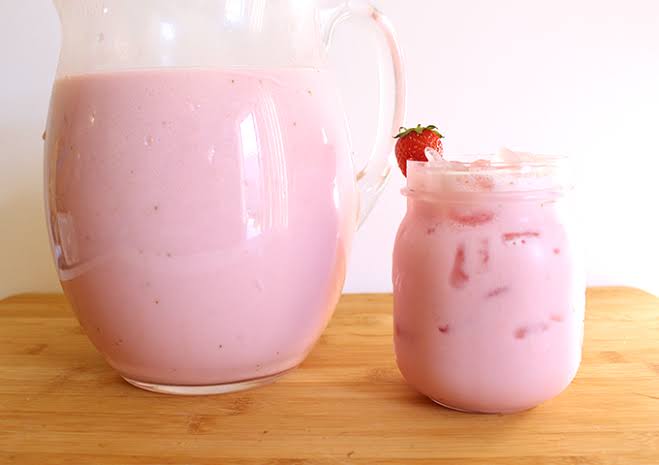 Strawberry Agua Fresca de Leche  #healthydrink #easyrecipe #cocktail #smoothie