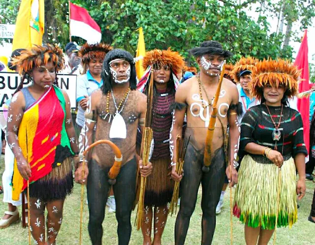 Gambar Pakaian Adat Papua Barat