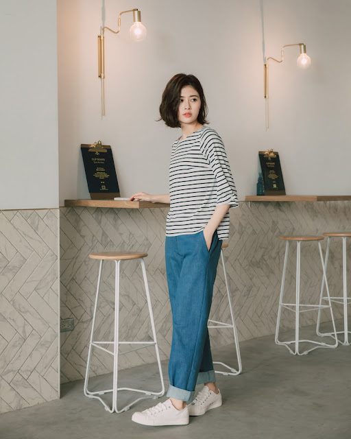 慕蓉穿著清晨的天氣預報拼接壓線丹寧褲