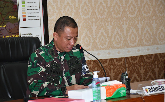 Mojokerto - Ws. Danrem 082/CPYJ, Letkol Arm Beni Sutrisno S.Sos menyampaikan Taklimat Awal  Lat Posko I Kodim 0815/Mojokerto Tahun Anggaran 2020 di ruang data Makorem  082/CPYJ , Jl Veteran No.3 Mojokerto , Rabu (24/06/2020).          Lat Posko yang bertema, “Kodim 0815/Mojokerto  Melaksanakan Operasi Bantuan Kepada Pemerintah Daerah di Wilayah Kab. Mojokerto dalam rangka membantu Penanggulangan Terjadinya Bencana Alam.     Let Posko  ini akan dilaksanakan selama 3 hari, yakni Rabu  sampai dengan Jumat  tanggal 24 -26  Juni 2020.         WS Danrem  dalam kesempatan itu meminta seluruh peserta Lat Posko I Kodim 0815/Mojokerto  dan jajaranya agar lebih meningkatkan kewaspadaan terhadap berbagai kemungkinan terjadinya bencana alam di wilayah masing-masing.         Mengingat Kabupaten Mojokerto  merupakan wilayah yang Terdiri dari  pegunungan , dataran, dan dilintasi sungai Brantas  sangat dimungkinkan terjadinya bencana alam, baik banjir, tanah longsor dan lain sebagainya,” ungkap Ws. Danrem. Latihan ini dilakukan dalam bentuk simulasi dengan melibatkan unsur terkait, dengan harapan seluruh satuan jajaran Kodim 0815/Mojokerto  memahami tugas masing-masing serta selalu siap dalam mengantisipasi segala kemungkinan bencana alam yang terjadi di wilayahnya.         Dalam kesempatan itu   Komandan Kodim 0815/Mojokerto  Letkol. Inf. Dwi Mawan Sutanto , menyampaikan, kegiatan Lat Posko I ini dalam rangka antisipasi penanggulangan bencana alam, baik banjir, tanah longsor maupun lainnya, sehingga Kodim 0815 Mojokerto  siap dalam membantu Pemkab apabila benar-benar terjadi bencana alam. “Kita selalu melaksanakan koordinasi dan komunikasi yang baik dengan aparat terkait, sehingga apabila terjadi bencana alam, kita tidak ragu dan gugup lagi dalam mengambil langkah penanggulangannya sesuai dengan Standar Protap yang ada,” jelas Dandim. (Jayak)