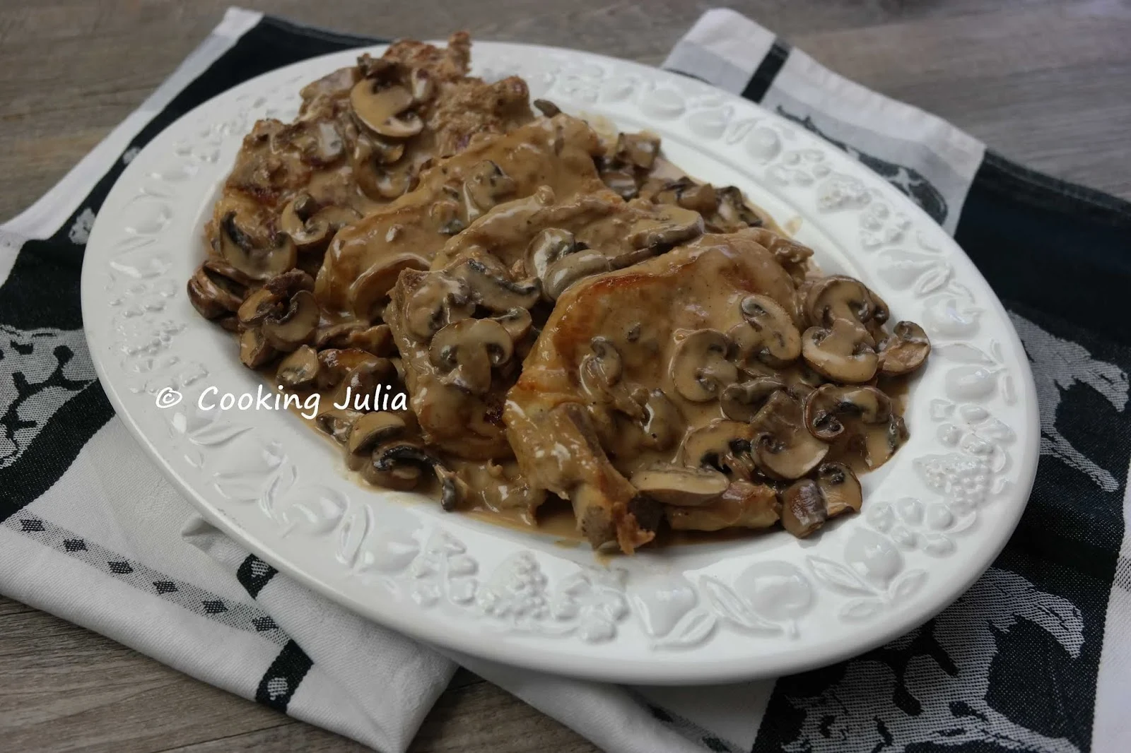 COOKING JULIA : CÔTES DE VEAU À LA CRÈME ET AUX CHAMPIGNONS