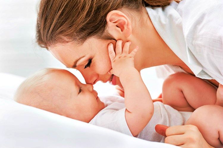 Yeni doğan bebekle sağlam bir ilişki oluşturmak için bebeğin gözlerinin içine bakarak konuşmalısınız.