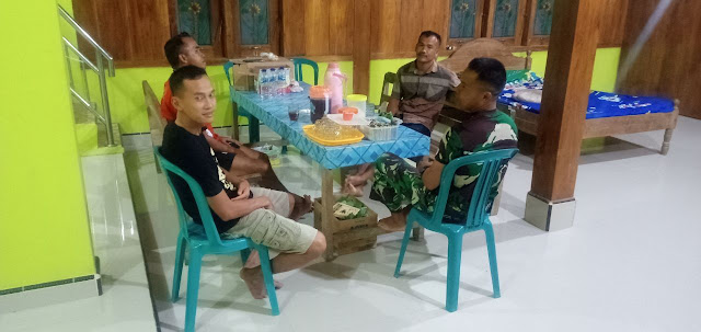 Anggota TNI  Sempatkan Anjangsana disela waktu jeda TMMD