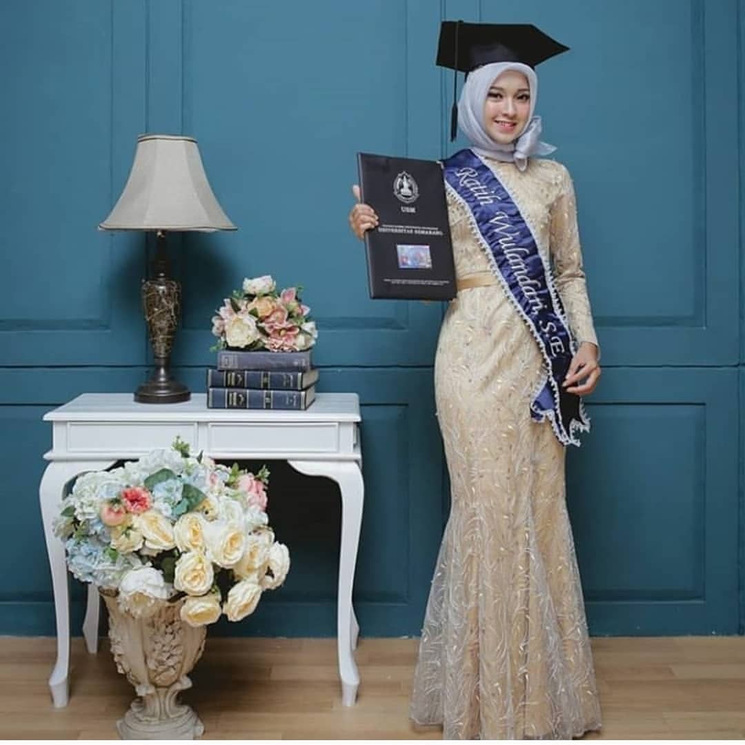 40 Model Kebaya Wisuda Modern Simple 2020 Model Baju Terbaru
