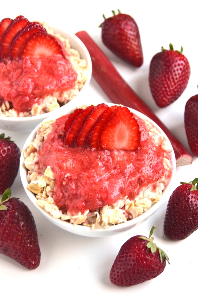 Strawberry Rhubarb Oatmeal is the perfect breakfast with a fresh, tart strawberry rhubarb sauce and is topped with fresh strawberries. Ready in just 15 minutes! www.nutritionistreviews.com