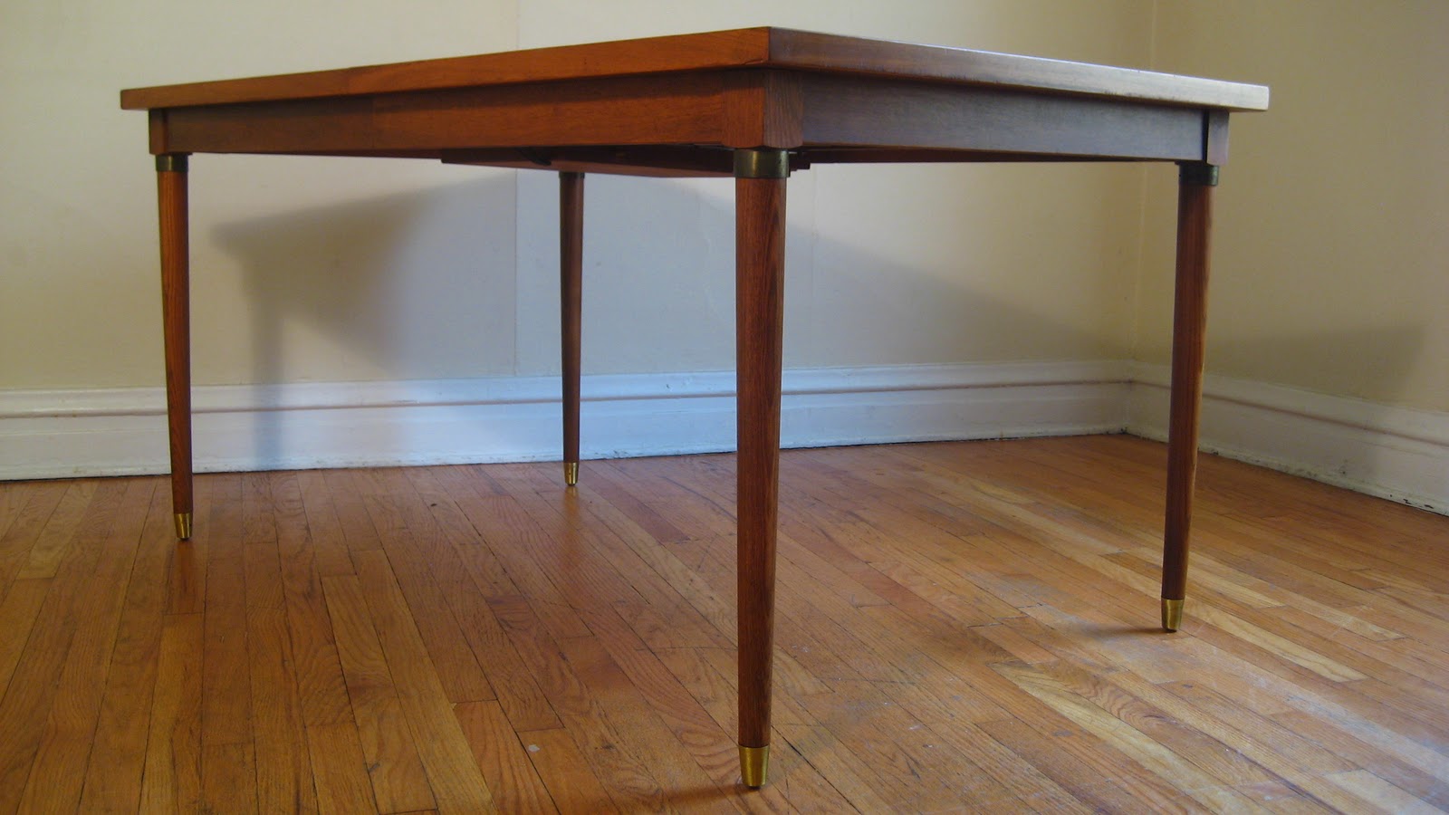 flatout design Dining Table with Internal Leaf