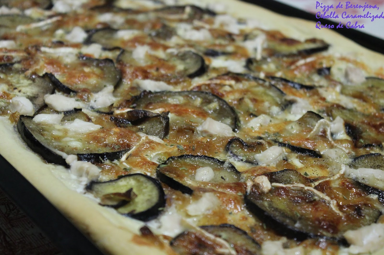 PIZZA CON BERENJENA, CEBOLLA CARAMELIZADA Y QUESO DE CABRA