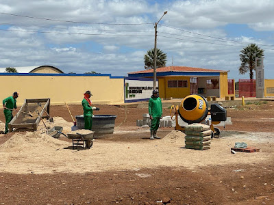 Prefeito Dr. Zé Antônio visita canteiro de obras de praça na Cohab