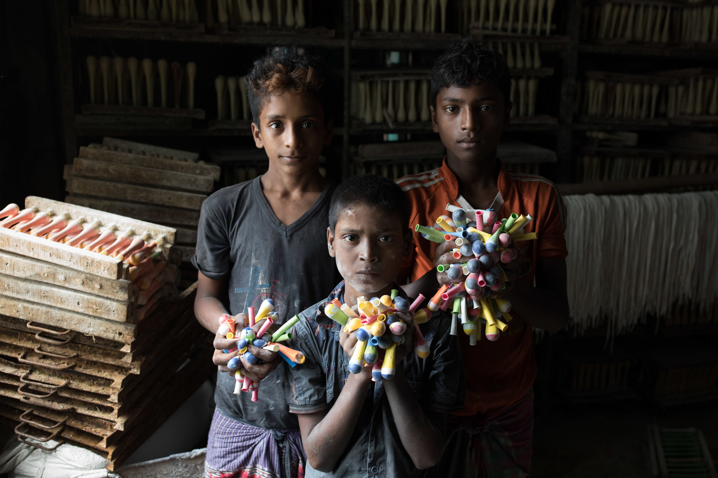 Fotografia de crianças em Bangladesh, do fotógrafo Simon Lister para UNICEF história contada na 3ª temporada da série documentário Tales by Light em um episódio sobre trabalho infantil