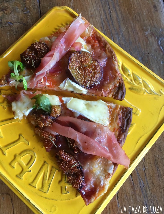 porciones-de-pizza-con-jamón-serrano-mozzarella-brie-higos