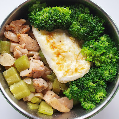 今日午餐：花椰菜、荷包蛋、絲瓜炒雞丁，2020.12.03