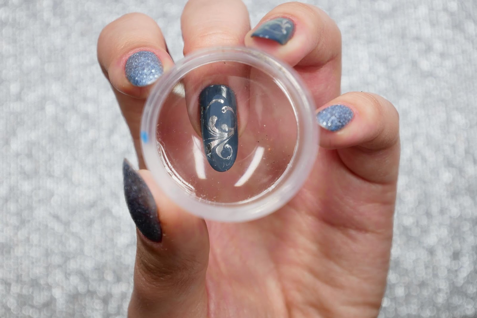 Niebiesko Szare Paznokcie Ze Srebrnym Wzorem Malinaila Pl