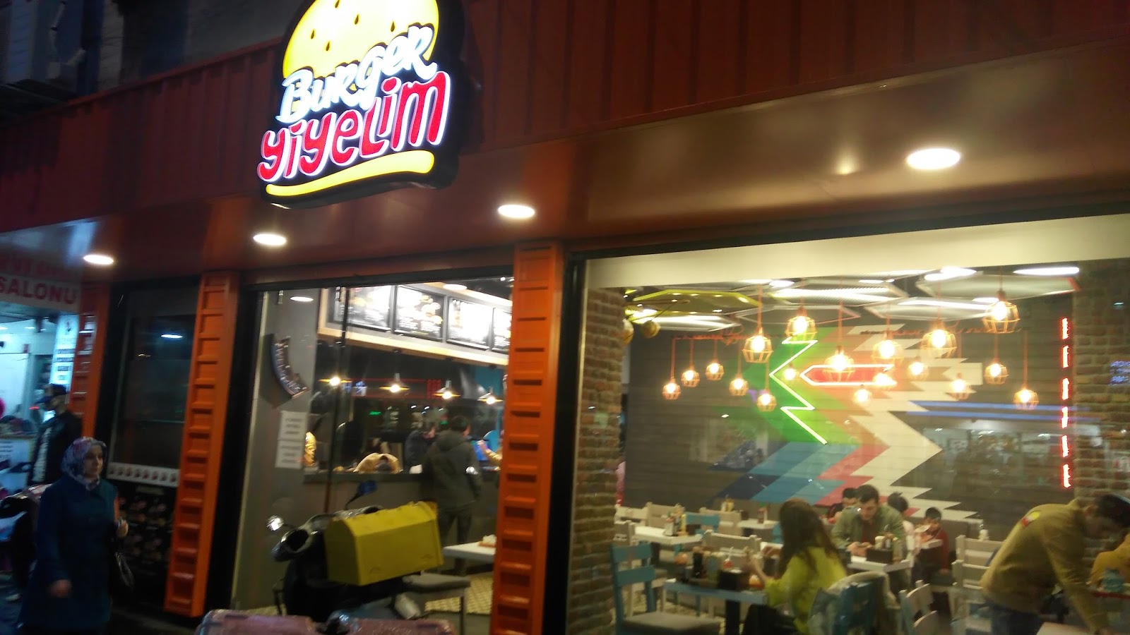 Şehrin kalbi Şirinevler�e yeni hava getiren Burger�cı "Burger Yiyelim Şehrin kalbi Şirinevler�e yeni hava getiren Burger�cı "Burger Yiyelim