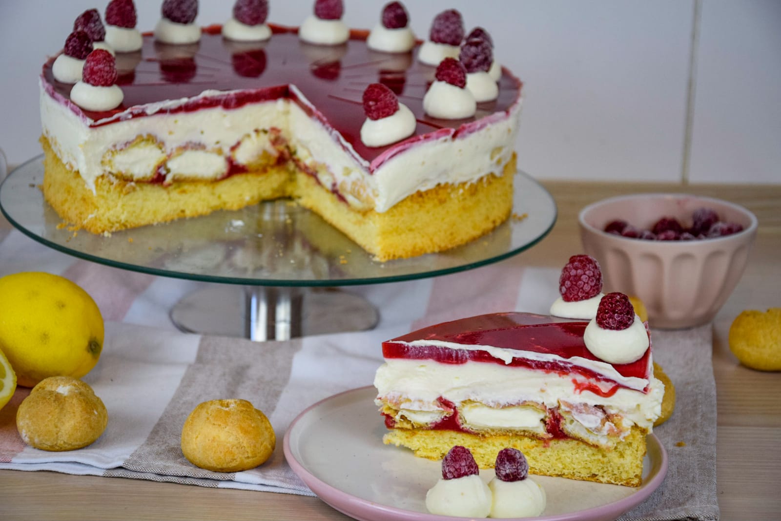 kiras_bakery: Windbeutel-Torte mit Himbeeeren/ Wölkchentorte mit einer ...