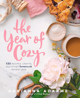 The Year of Cozy: 125 Recipes, Crafts, and Other Homemade Adventures de Adrianna Adarme The Year of Cozy: 125 Recipes, Crafts, and Other Homemade Adventures de Adrianna Adarme