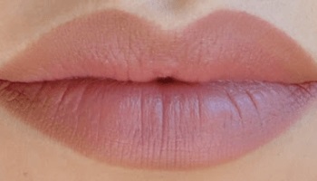 How to prepare your lips before applying of lipstick
