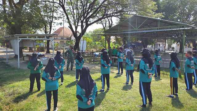 Babinsa Plosorejo Gembleng Pembinaan Ketarunaan SMKN I Gondang