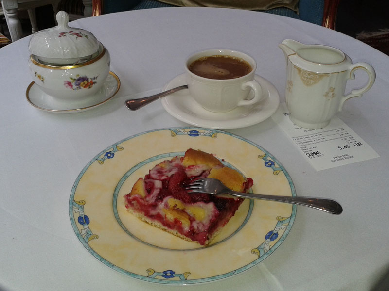 Zwei Linden vor dem Haus Petit Café Hamburg leckerer Blechkuchen