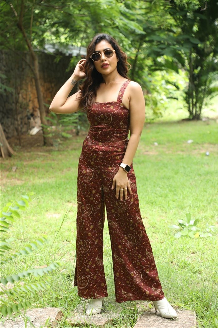 Tamil Actress Saini Photos