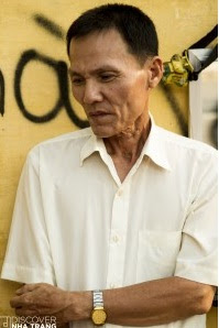 Giản dị với nghề cắt tóc vỉ hè ở Nha Trang Tho-cat-toc-via-he-Ly-Xuan-Thanh-o-Nha-Trang