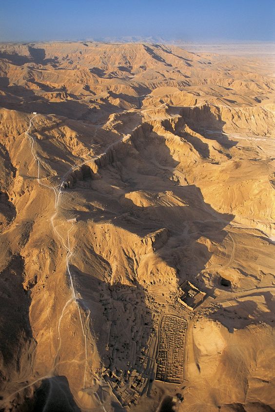 Trabajos de Ciencias Sociales EGIPTO LAS TUMBAS EXCAVADAS. HIPOGEOS