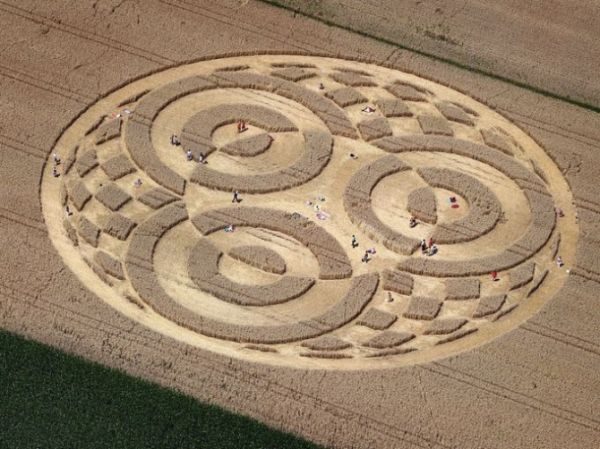 Giải mã ý nghĩa vòng tròn ngoài hành tinh khổng lồ giữa cánh đồng ở Đức