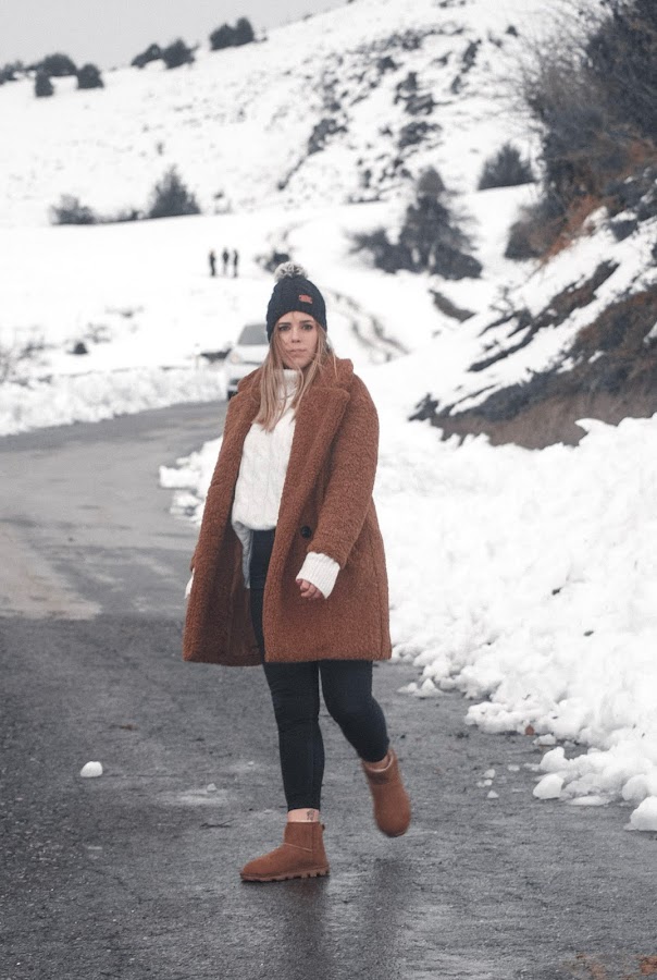 Outfit en la nieve con abrigo de borreguillo